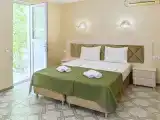 Четырёхместный номер с двухспальной кроватью и диваном