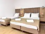 Трёхместный номер комфорт с французским балконом и креслом