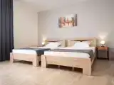 Трёхместный номер Комфорт с двумя односпальными кроватями и креслом-кроватью