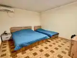 Трёхместный номер комфортабельный с двором