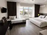 Трёхместный номер с двуспальной кроватью