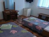 Двухместный номер с 2 отдельными кроватями с общим санузлом