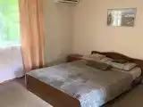 Трёхместный номер с 1 двуспальной и 1 односпальной кроватями