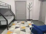 Трёхместный номер с двухъярусной кроватью и креслом-кроватью с санузлом