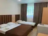 Трёхместный номер с глухим окном