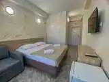 Трёхместный номер без балкона вид во двор