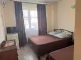 Трёхместный номер на первом этаже (небольшой площади)