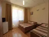 Трёхместный номер на первом этаже (окна во двор)