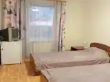 Двухместный номер с 2 отдельными кроватями эконом с балконом (санузел рядом с номером)