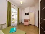 Трёхместный номер с балконом и видом на сад