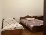 Трёхместный номер с кондиционером и удобствами во дворе