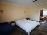 Четырёхместный номер двухкомнатный со всеми удобствами, двумя санузлами, с кондиционером