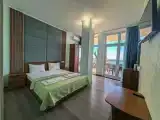 Трёхместный номер люкс с видом на море