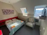 Трёхместный номер эконом с двухспальной кроватью