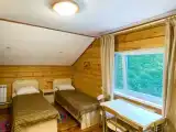 Трёхместный номер эконом с видом на горы