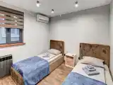 Двухместный номер с 2 отдельными кроватями с общим санузлом