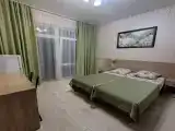 Трёхместный номер люкс с видом на горы