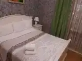 Трёхместный номер с двуспальной и полуторной кроватями