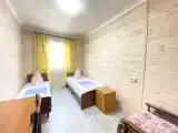 Двухместный номер с 2 отдельными кроватями с 2 кроватями и креслом