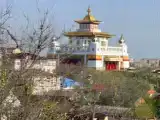Рядом с Золотой обителью Будды Шакьямуни