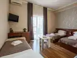 Трёхместный номер с балконом и 3 раздельными кроватями