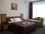 Трёхместный номер с частичным видом на море