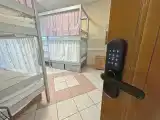 Четырёхместный номер кровать в мужской комнате с электронным замком
