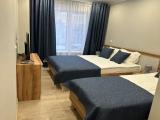 Трёхместный номер трехместный большей площадью с кроватями 160 см и 90 см