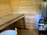 Деревянный дом в лесу в двухстах метрах от пляжа