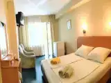 Уютная комната с балконом у моря