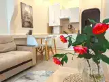 Белая Студия с высокими потолками