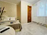 Комната на 4 человека. Санузел, душ свой.  Центр.