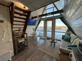 Дом в стиле A-frame на самом берегу реки