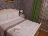 Трёхместный номер с двуспальной и полуторной кроватями