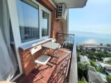 Трёхместный номер с балконом, панорамным видом на море и горы и общей ванной комнатой 5 этаж