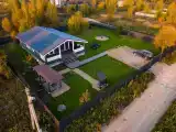 Коттедж Карелия с 3 спальнями, качелями и костровой зоной.