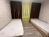 Уютная комната изолированная со всеми удобствами