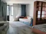 Кровать в общем номере с красивым видом из окна