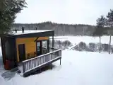 Домик в диком лесу на берегу реки