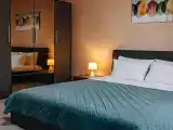 Кровать в общем номере с красивым видом из окна