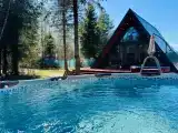 Дом A-frame с купелью, баней и бассейном в сосновом лесу