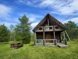 Деревянный двухэтажный дом на краю тихой деревни