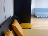 Комната-мансарда (желтая) на третьем этаже частного дома