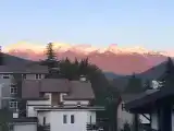 Кровать в общем номере (мужской номер) с красивым видом из окна