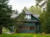 Коттедж с каминами и банным домиком на закрытой территории