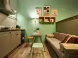 Яркая студия с видом на парк