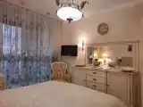 Скромная хижина в живописном тихом уголке центральной части