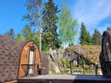 Арочный домик на краю леса с центральным входом