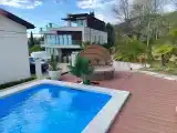Стильный дом с тёплым бассейном и парамным видом на море