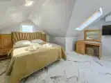 Мансардная студия с частичным видом на горы